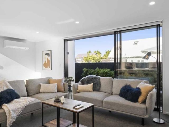 Fantastic location with minutes drive to City Centre