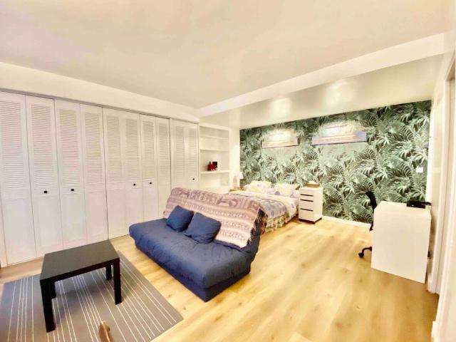 Fantastic studio with a balcony bright balcony overlooking the courtyard