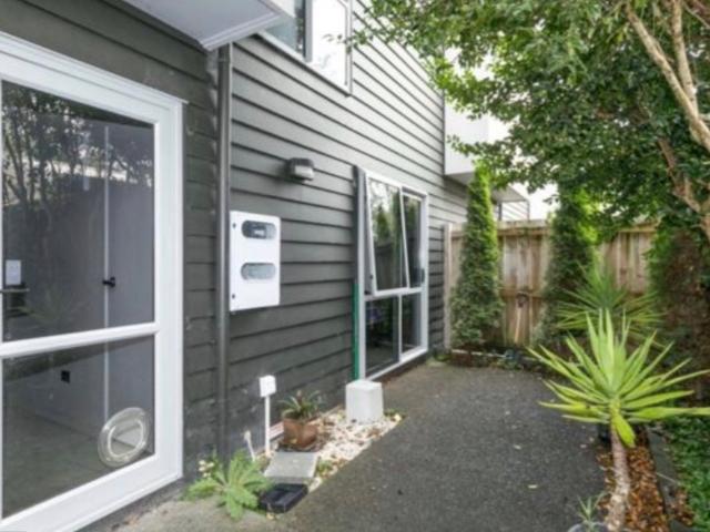 Fantastic Townhouse Living Close To Hospital
