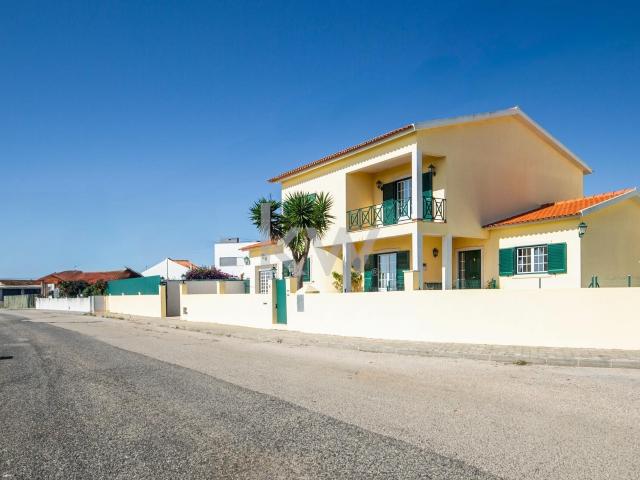 Fantástica Moradia com 5 Quartos, Piscina e Espaço Exterior a 5 Minutos da Praia Azul