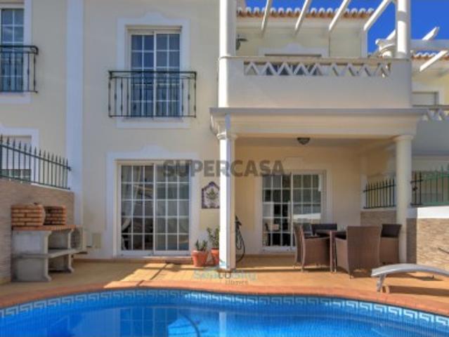 Fantástica Moradia Geminada com Piscina Privada a Uma Curta Distância da Praia