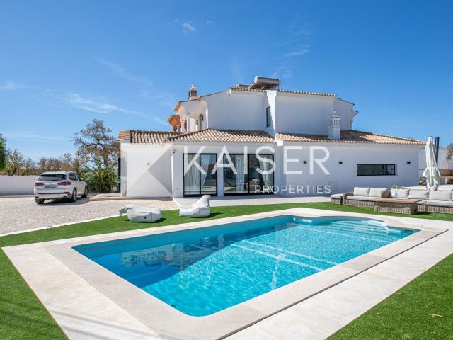 Fantástica moradia geminada totalmente renovada com piscina e anexo