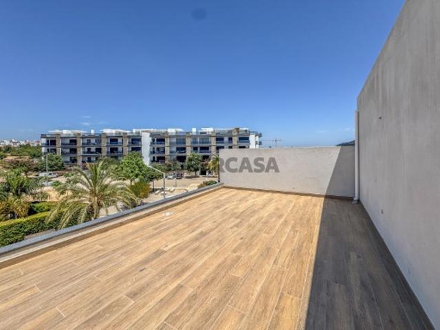 Fantástica Moradia de 4 Quartos com Piscina, Rooftop e Vista Mar