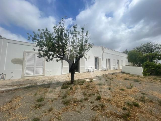 Fantástica moradia de estilo Algarvia completamente remodelada recentemente, inserida em lote com 8.000m2
