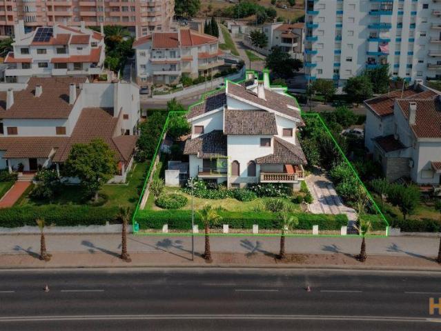 Fantástica Moradia Isolada V6, em plena Avenida das Palmeiras | 26064039127