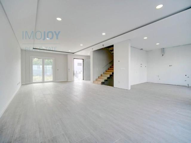 Moradia V4, com 391m2, com Piscina Privativa, Garagem e Terr. 0m² Alcochete