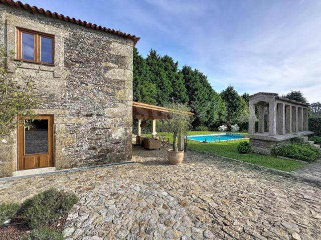 Fantástica Moradia T4 em Xisto com Piscina e Vistas sobre a Montanha