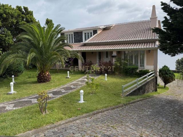 Fantástica Moradia T4 no Serretina Ilha Terceira