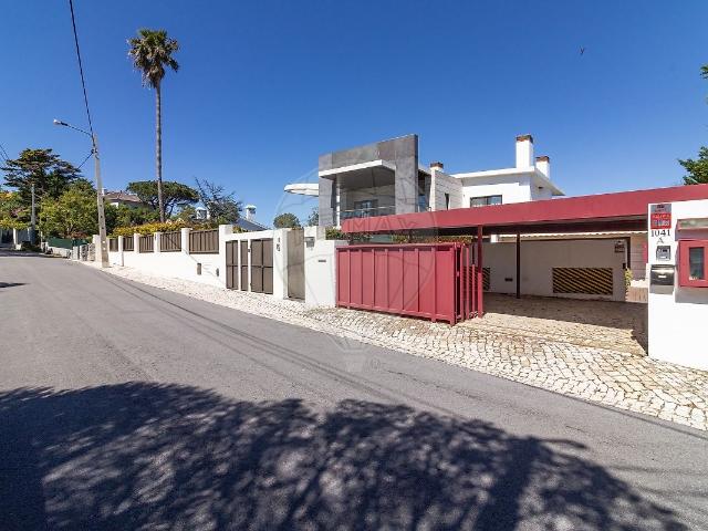 Fantástica moradia T4, recentemente remodelada, junto ao campo de golf do Estoril