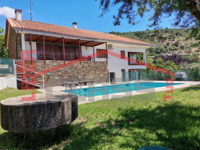 Moradia com piscina, campo de tênis e pomar