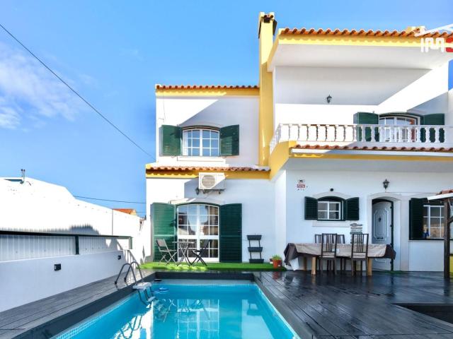 Fantástica Moradia T5 c/ 2 Pisos, Garagem, Piscina, Barbecue, Logradouro Montijo