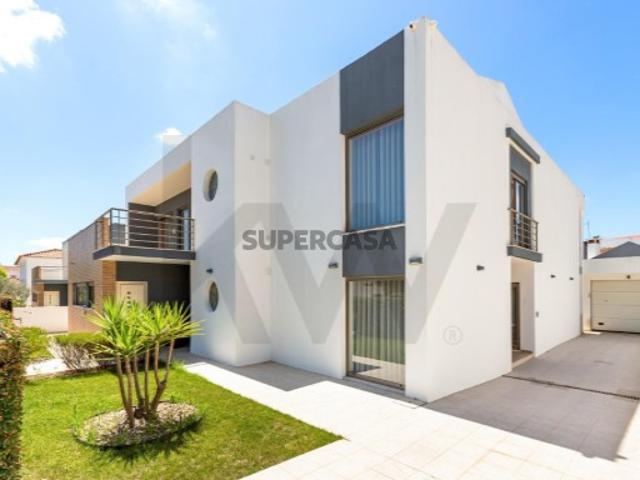 Fantástica moradia T5+1 com Jardim, Garagem e Anexo em Mafra