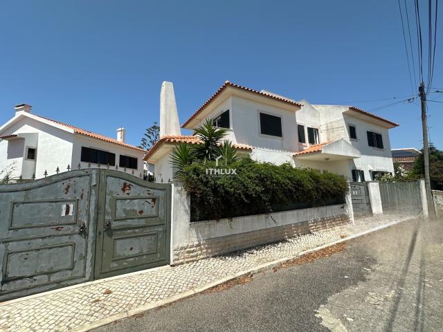 Fantástica Moradia, T5, Com Potencial de Investimento, 3 Suites, 5 Casas de Banho, 2 Salas com Lareira, Estacionamento Cobre, Cascais
