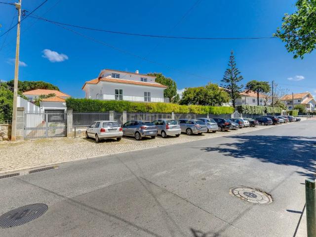 Fantástica Moradia T5 em São João do Estoril – Localização Prime junto à Praia