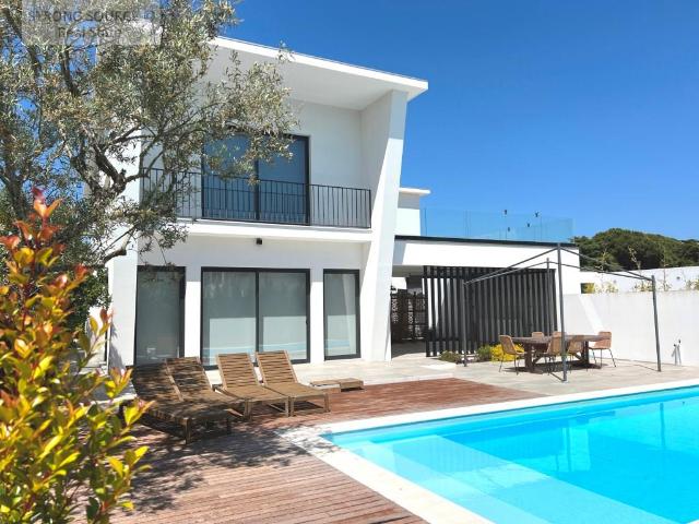 Fantástica moradia V3, com 3 suites, totalmente e equipada. 225m² Sesimbra Castelo