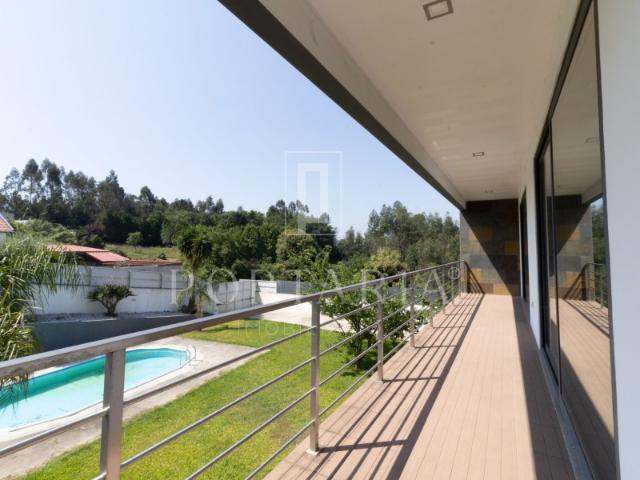 Fantástica moradia V4 isolada com piscina em