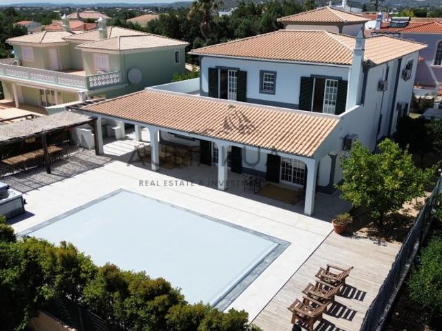 Fantástica Moradia V5 Renovada com Piscina e Jacuzzi, Perto de Praias e Campos de Golfe