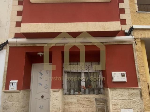 Fantástica casa adosada con 4 dormitorios cerca del centro de Catrals