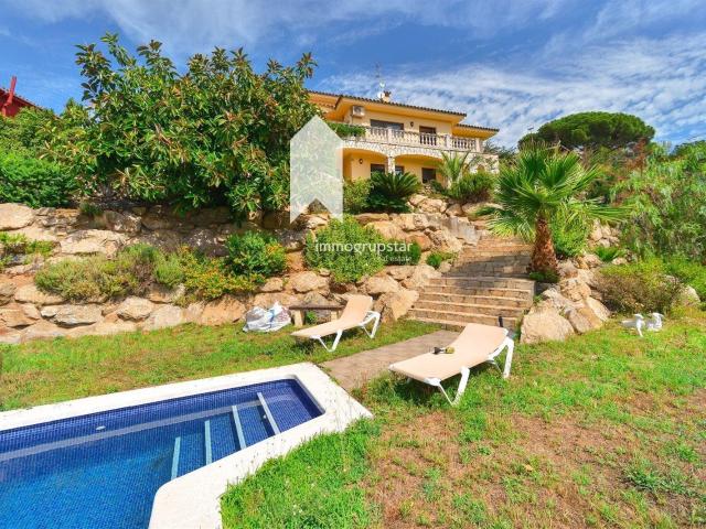 Casa amplia y elegante con piscina privada y vistas al mar y. 484m² Calonge