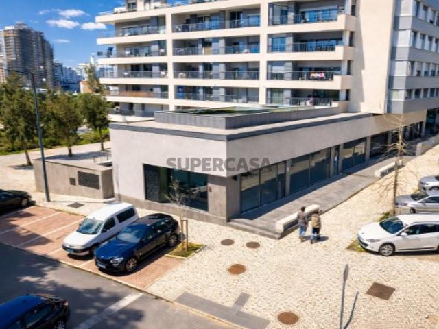Fantástica Loja Com Rendimento Garantido na Avenida David Mourão Ferreira, Alta do Lumiar Altear, Lisboa