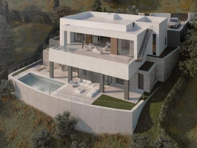 Fantástica parcela urbanizable en Elviria con un espectacular proyecto contemporáneo y licencia