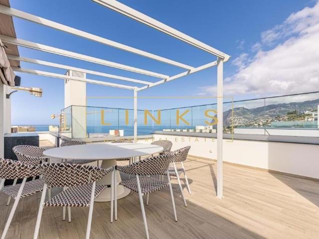 Fantástica Penthouse T4+1 com Jacuzzi e Vista Mar na Estrada. 400m² São Martinho