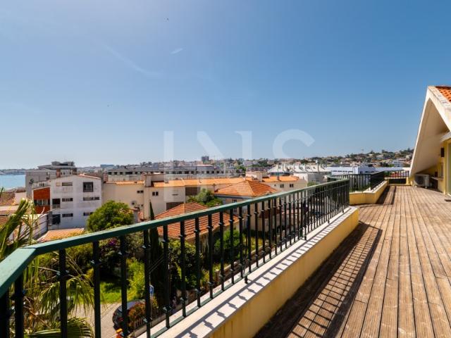 Fantástica Penthouse no centro do Estoril em Duplex com vista mar