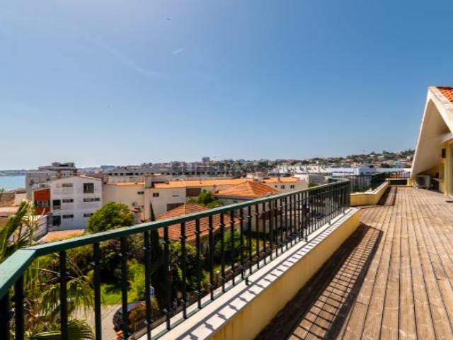 Fantástica Penthouse no centro do Estoril em Duplex com vista mar
