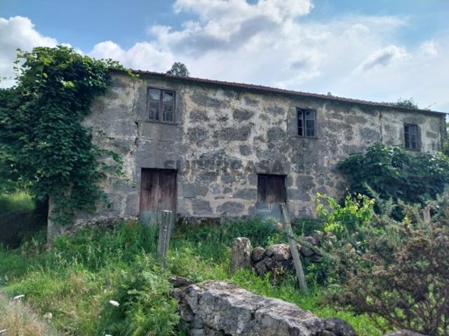 Fantástica quintinha com casa em pedra