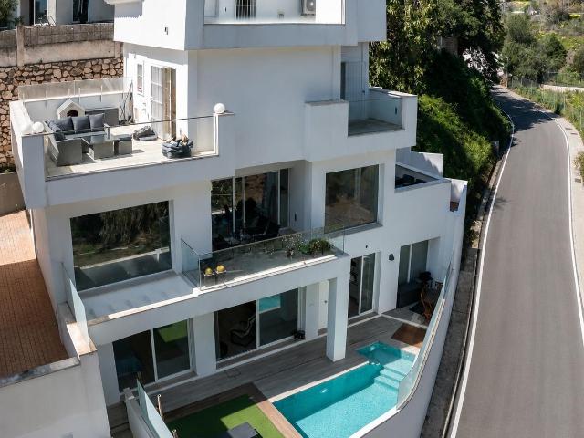 Fantástica villa moderna con piscina a 300 m del mar, en Playa Bonita. Torremuelle, Benalmádena