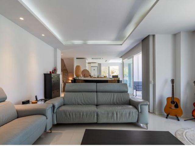 Fantástica villa moderna con piscina a 300 m del mar, en Playa Bonita. Torremuelle, Benalmádena