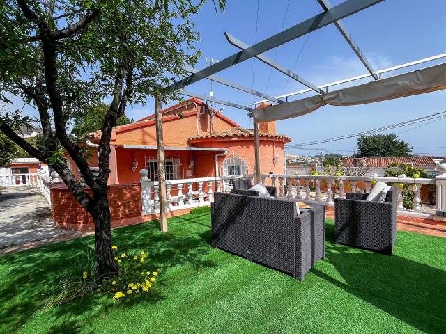 Fantástica villa con tres dormitorios y tres baños en una zo. 198m² Calpe Calp