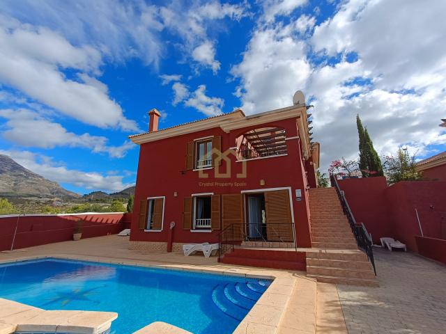 Fantástica villa en Balcones de Finestrat con piscina privada y 8 dormitorios