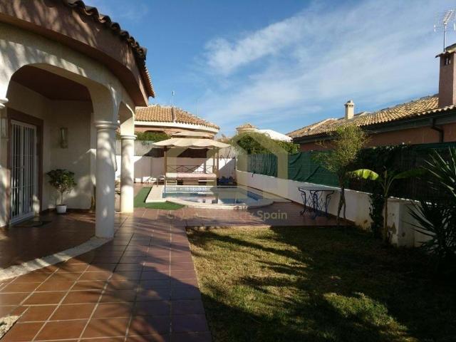Fantástica villa independiente con gran parcela y piscina privada