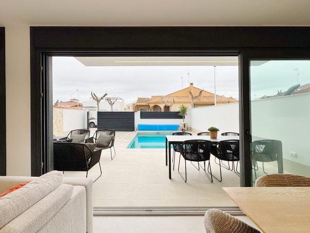 Fantástica villa independiente con piscina privada situada e. 112m² San Pedro del Pinatar