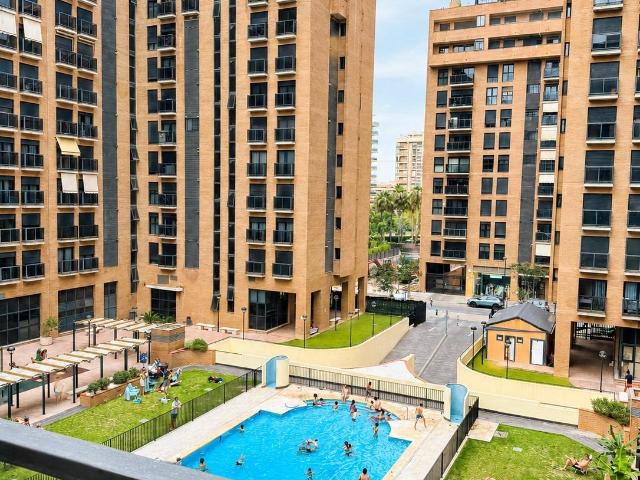 Fantástica vivienda con piscina junto al Jardín del Turia | 3 habitaciones | 2 baños | Penya Roja