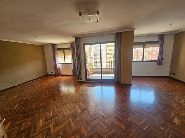 Fantástica vivienda en alquiler en Avenida Doctor Waksman Te presentamos este amplio y luminoso piso de 152 m2