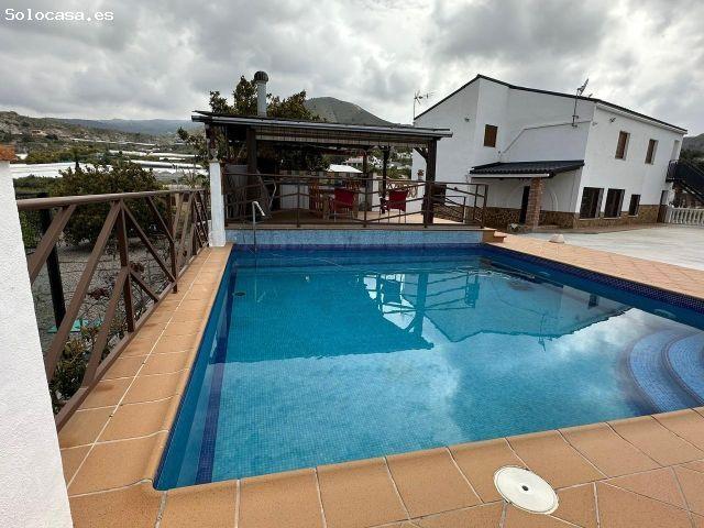 ¡Fantástica vivienda rústica con piscina pista de padel!