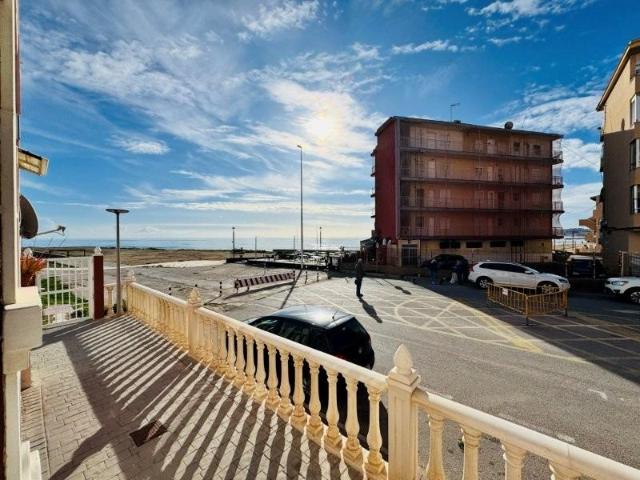 FANTASTICO APARTAMENTO EN PRIMERA LINEA DE PLAYA, CON LICENCIA TURISTICA, MUY COQUETO, VENGA A VERLO