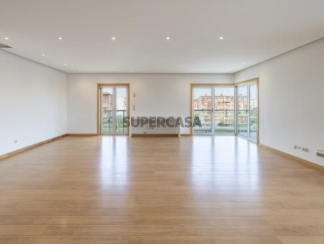 Fantástico Apartamento T4 com 2 Suítes, Vista Rio e Garagem em Marvila, Lisboa