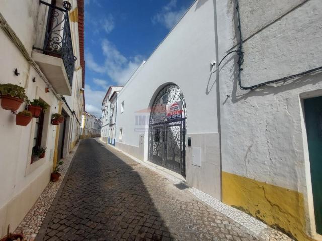 Fantástico apartamento T2 no R/Chão, com logradouro, localizado na zona central de Vila Viçosa