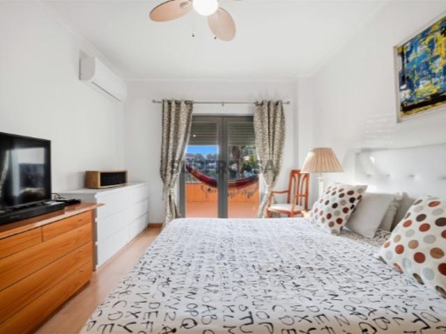 Fantástico Apartamento T2 com Terraço para Venda em Condomínio Privado com Piscina, em Cascais