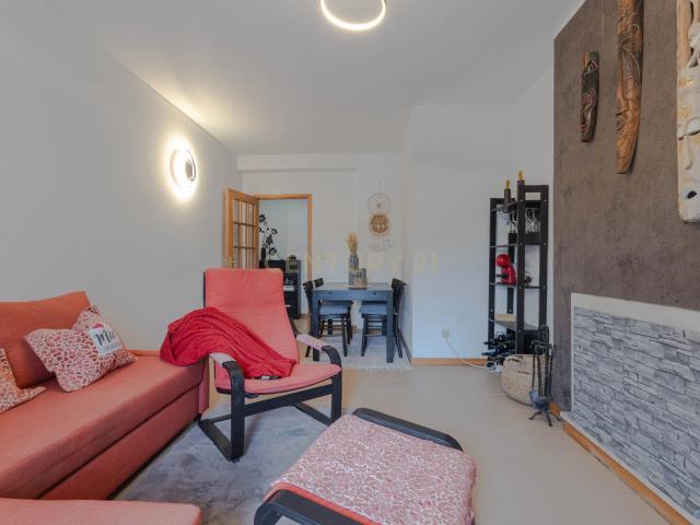 Fantástico Apartamento T2 com Lareira, Varanda e Lugar de Garagem | Fânzeres – Gondomar