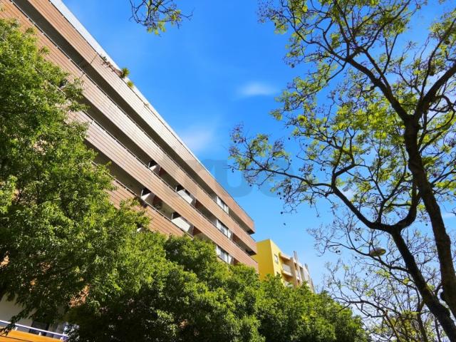 Fantástico Apartamento T2 com Spa, Ginásio, Piscina Interior e 2 Lugares De Estacionamento no Condomínio Flamingos do Tejo, Parque das Nações, Lisboa