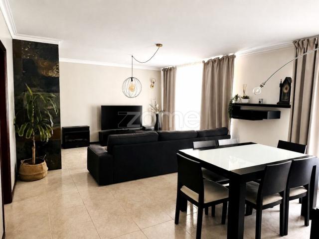 Fantástico apartamento T2 em Rio de Mouro – Renovado, com garagem