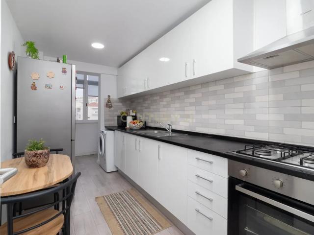 Fantástico Apartamento T2 Renovado em Seixal com Varanda e Elevador