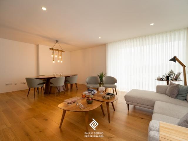 Fantástico Apartamento T3 Semi Novo em Vila Nova de Gaia Localização de Excelência!