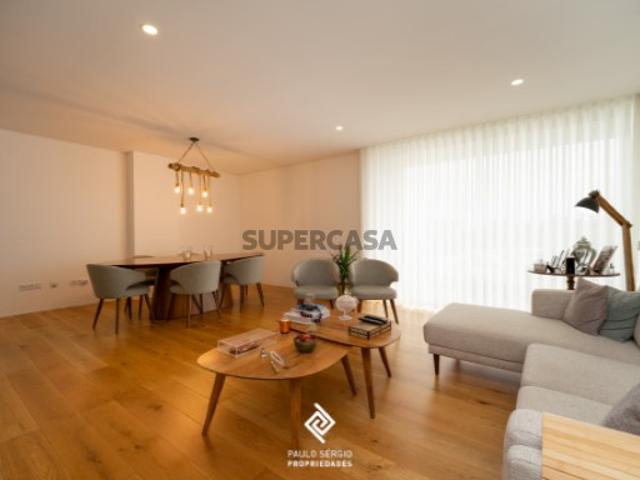 Fantástico Apartamento T3 Semi Novo em Vila Nova de Gaia Localização de Excelência!