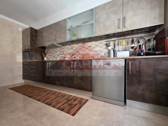 Fantástico Apartamento T3 Totalmente Remodelado com Vista Mar e Serra em Sesimbra!
