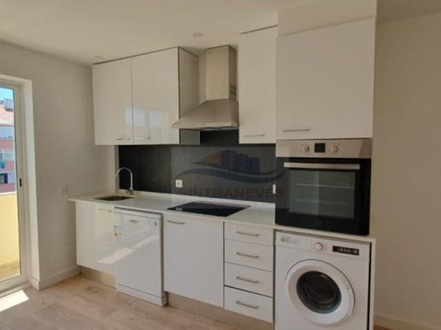 Fantástico apto T2 com 2 casas de banho, no coração da Amadora, esquina com Av do Brasil